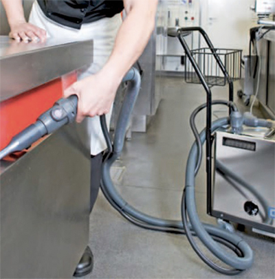 homme nettoyage vapeur